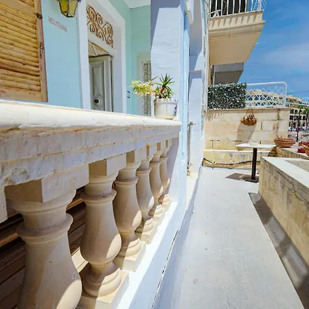 Traditional Maltese Townhouse With Backyard Garden And Seafront Location 度假居 *