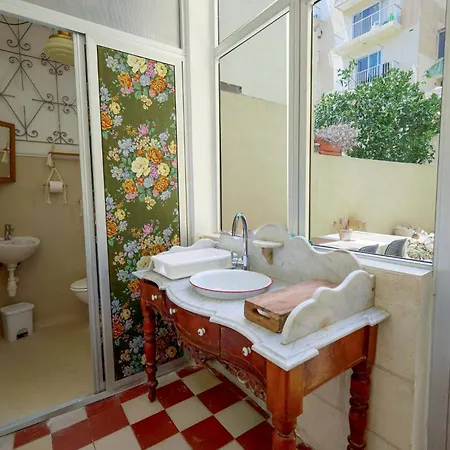 Casa vacanze Traditional Maltese Townhouse With Backyard Garden And Seafront Location *