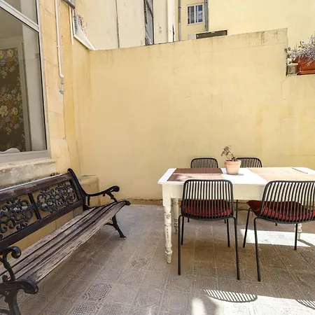 Vakantiehuis Traditional Maltese Townhouse With Backyard Garden And Seafront Location