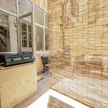 Traditional Maltese Townhouse With Backyard Garden And Seafront Location * 马尔萨斯卡拉