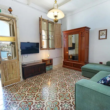 Vakantiehuis Traditional Maltese Townhouse With Backyard Garden And Seafront Location *