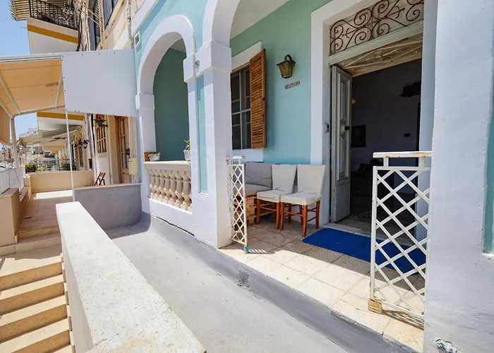 Дом отдыха Traditional Maltese Townhouse With Backyard Garden And Seafront Location Марсаскала