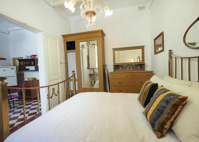 Traditional Maltese Townhouse With Backyard Garden And Seafront Location * Марсаскала