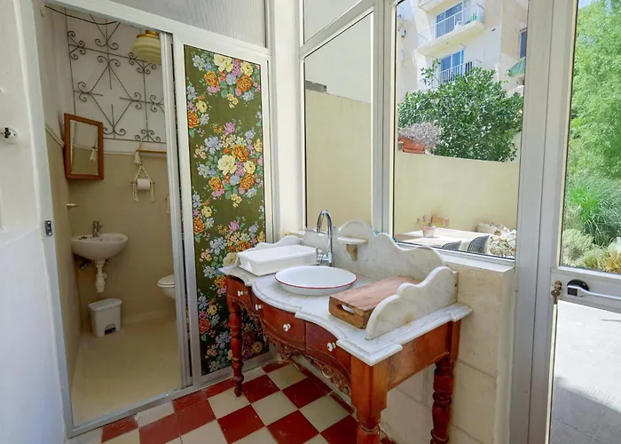 Дом отдыха Traditional Maltese Townhouse With Backyard Garden And Seafront Location *