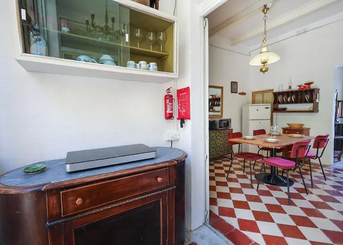 Traditional Maltese Townhouse With Backyard Garden And Seafront Location Марсаскала