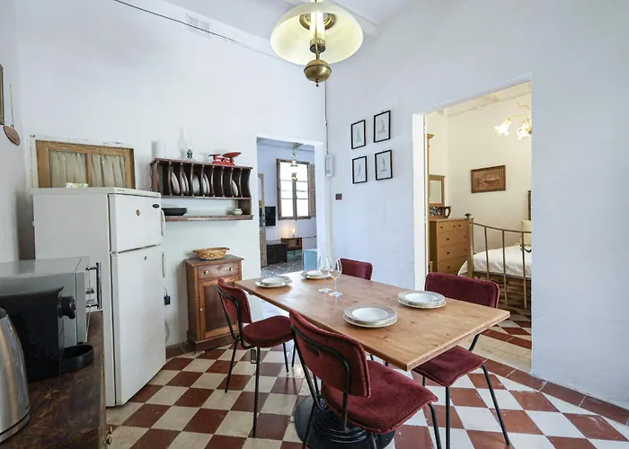 Traditional Maltese Townhouse With Backyard Garden And Seafront Location Марсаскала