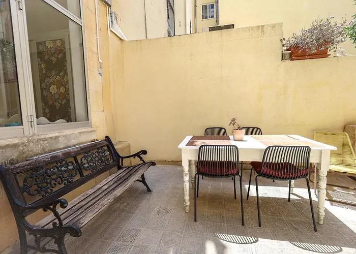 Дом отдыха Traditional Maltese Townhouse With Backyard Garden And Seafront Location
