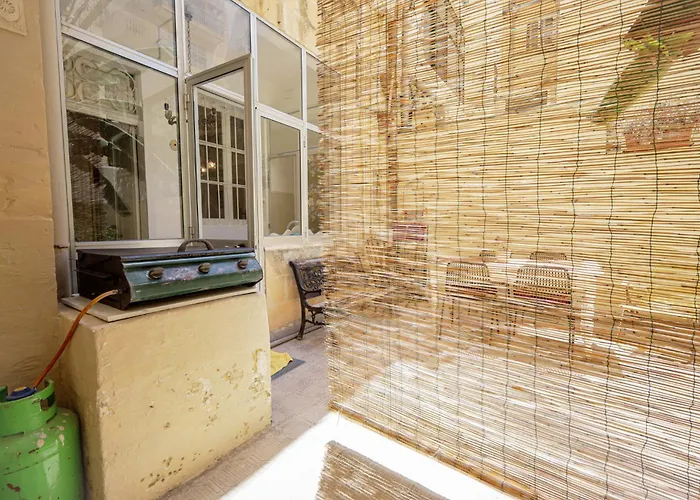 Traditional Maltese Townhouse With Backyard Garden And Seafront Location * Марсаскала