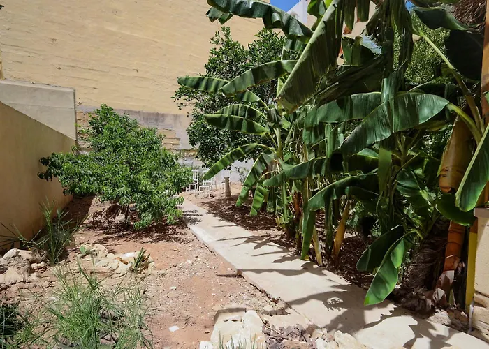 Traditional Maltese Townhouse With Backyard Garden And Seafront Location Дом отдыха